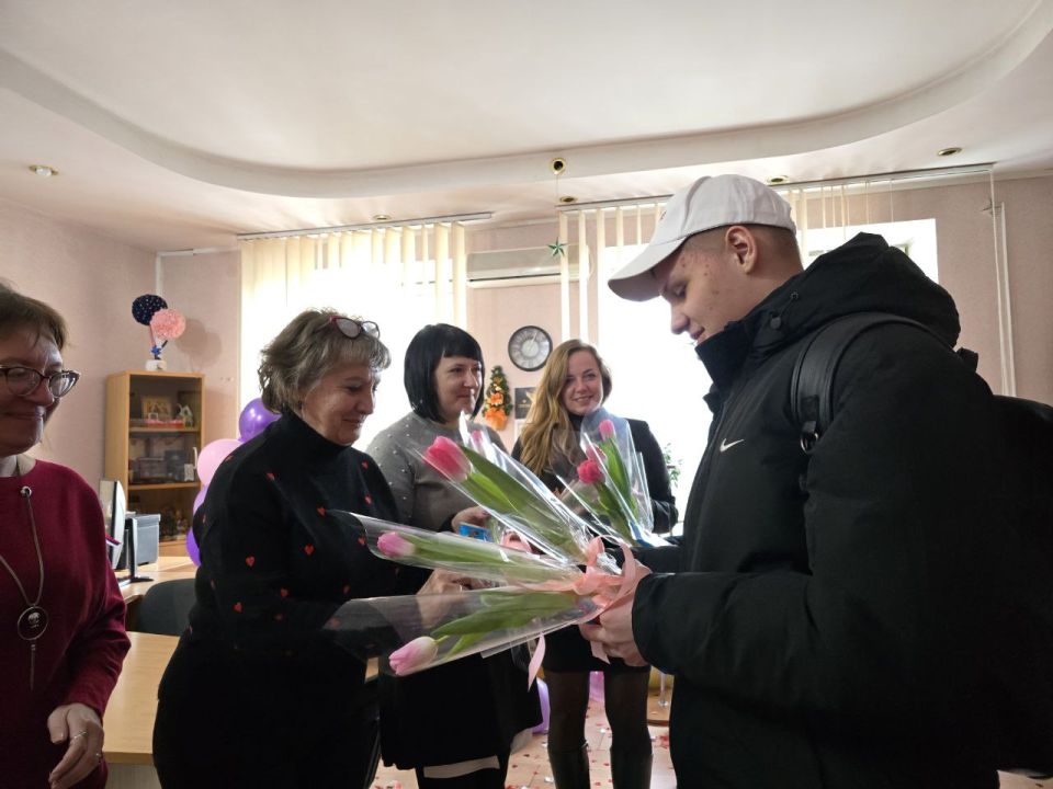 Сегодня, в преддверии Международного женского дня 8 Марта, сектор молодежной политики совместно с активистами Движения Первых поздравили Совет женщин города Дебальцево Сегодня, в преддверии Международного женского дня 8 Марта, сектор молодежной политики совместно с активистами Движения Первых поздравили Совет женщин города Дебальцево