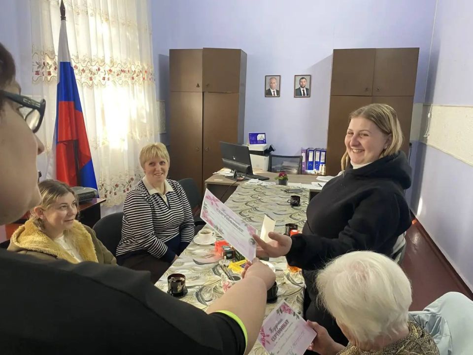 В преддверии 8 Марта, в Зугрэсском городском Дворце культуры прошла трогательная встреча с вдовами и матерями погибших на СВО В преддверии 8 Марта, в Зугрэсском городском Дворце культуры прошла трогательная встреча с вдовами и матерями погибших на СВО