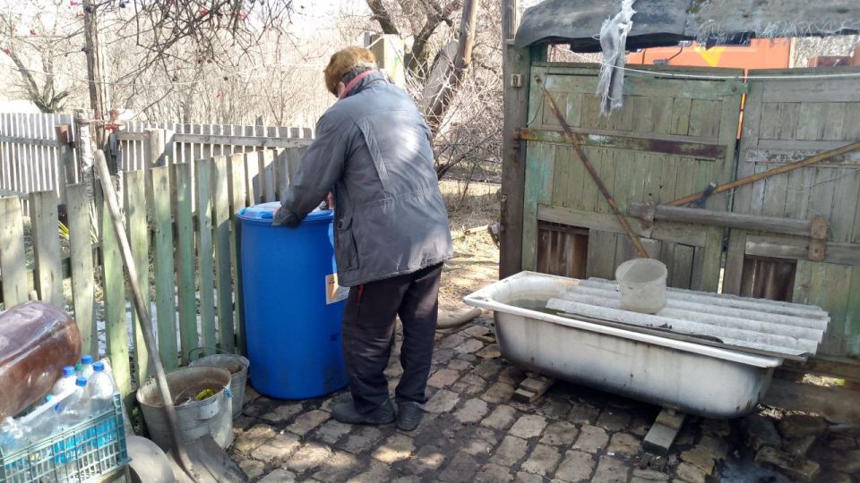 В Кировском внутригородском районе при поддержке региона-шефа Московская область продолжается подвоз воды для жителей домов, в которые в установленный графиком день не поступила вода В Кировском внутригородском районе при поддержке региона-шефа Московская область продолжается подвоз воды для жителей домов, в которые в установленный графиком день не поступила вода