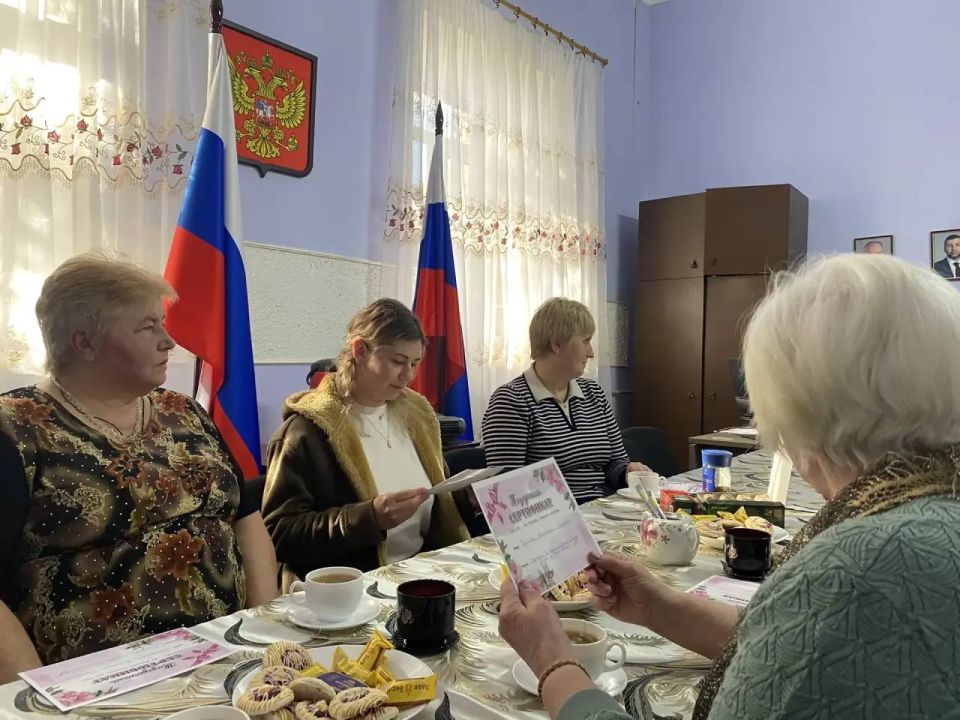 В преддверии 8 Марта, в Зугрэсском городском Дворце культуры прошла трогательная встреча с вдовами и матерями погибших на СВО В преддверии 8 Марта, в Зугрэсском городском Дворце культуры прошла трогательная встреча с вдовами и матерями погибших на СВО