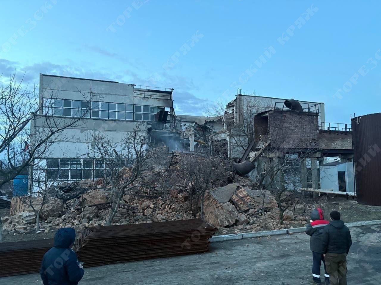 Появились кадры с места, где полыхнула котельная в Кировском Шахтёрского округа