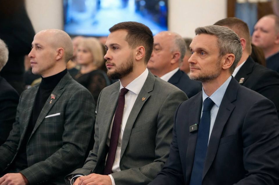 Первый зампред Правительства Владислав Очнев и вице-премьер Кирилл Макаров приняли участие в работе статсессии «Донбасс – наш дом» республиканского форума «Единой России» Первый зампред Правительства Владислав Очнев и вице-премьер Кирилл Макаров приняли участие в работе статсессии «Донбасс – наш дом» республиканского форума «Единой России»