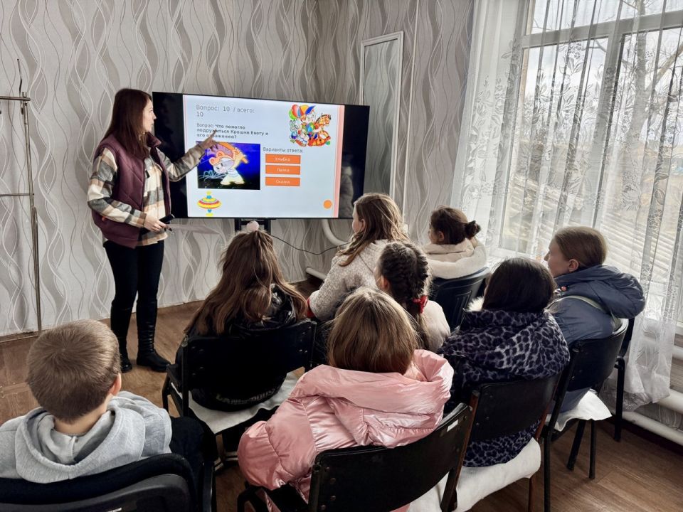 В Новозарьевском центре культуры прошла мульти-викторина «Академия сказочных наук» В Новозарьевском центре культуры прошла мульти-викторина «Академия сказочных наук»