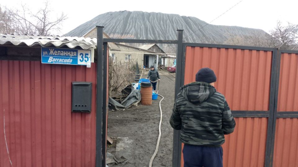 В Кировском внутригородском районе при поддержке региона-шефа Московская область продолжается подвоз воды для жителей домов, в которые в установленный графиком день не поступила вода В Кировском внутригородском районе при поддержке региона-шефа Московская область продолжается подвоз воды для жителей домов, в которые в установленный графиком день не поступила вода