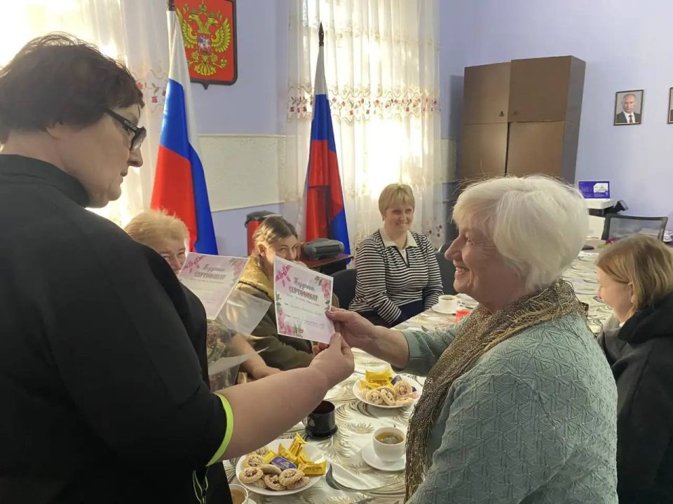 В преддверии 8 Марта, в Зугрэсском городском Дворце культуры прошла трогательная встреча с вдовами и матерями погибших на СВО В преддверии 8 Марта, в Зугрэсском городском Дворце культуры прошла трогательная встреча с вдовами и матерями погибших на СВО