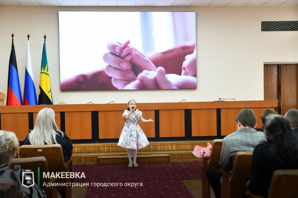 Прекрасные женщины Макеевки получили заслуженные награды к 8 Марта Прекрасные женщины Макеевки получили заслуженные награды к 8 Марта