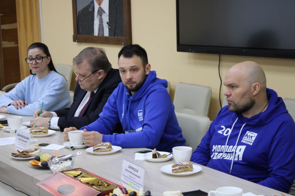 Иван Приходько: Сегодня совместно с Председателем Всероссийской Общественной организации «Молодая Гвардия Единой России» Антоном Вячеславовичем Демидовым, депутатом Народного Совета Донецкой Народной Республики, членом... Иван Приходько: Сегодня совместно с Председателем Всероссийской Общественной организации «Молодая Гвардия Единой России» Антоном Вячеславовичем Демидовым, депутатом Народного Совета Донецкой Народной Республики, членом...