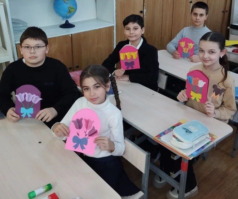 В преддверии Международного женского дня, в образовательных учреждениях Кировского внутригородского района прошел мастер – класс по изготовлению праздничных открыток и цветочных изделий «Цветы мамам героев» В преддверии Международного женского дня, в образовательных учреждениях Кировского внутригородского района прошел мастер – класс по изготовлению праздничных открыток и цветочных изделий «Цветы мамам героев»