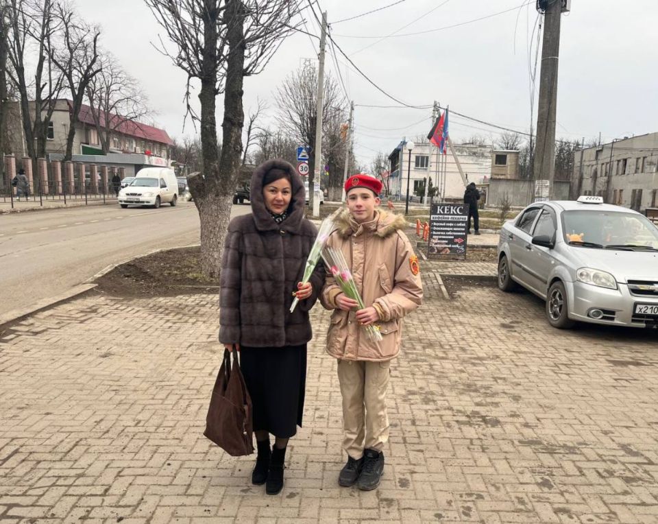 Весенний подарок: юнармейцы Волновахи подарили женщинам города праздничное настроение Весенний подарок: юнармейцы Волновахи подарили женщинам города праздничное настроение