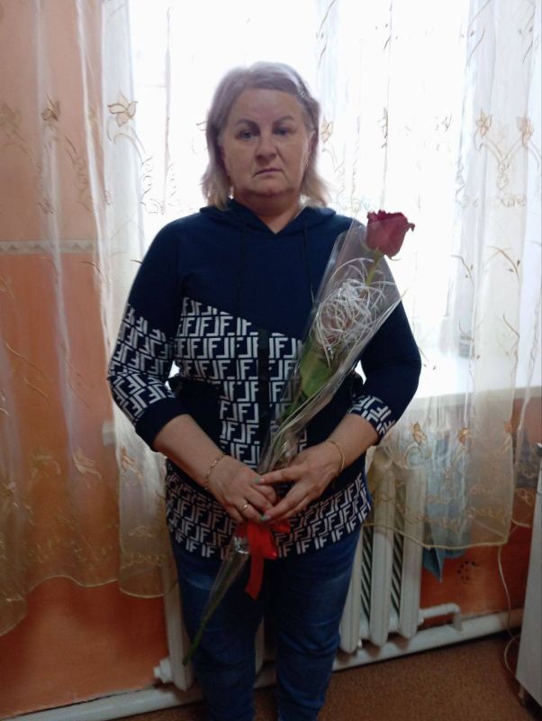 Сегодня, 5 марта, в преддверии Международного женского дня, в Червоногвардейском районе прошла трогательная акция «Цветы мамам Героев» в рамках партийного проекта «Женское движение» Единой России Сегодня, 5 марта, в преддверии Международного женского дня, в Червоногвардейском районе прошла трогательная акция «Цветы мамам Героев» в рамках партийного проекта «Женское движение» Единой России