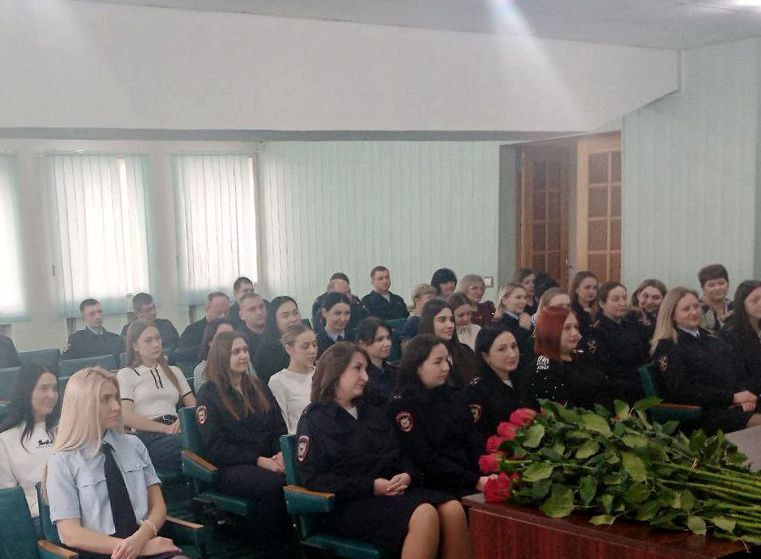 Полицейские поздравили женщин с наступающим праздником