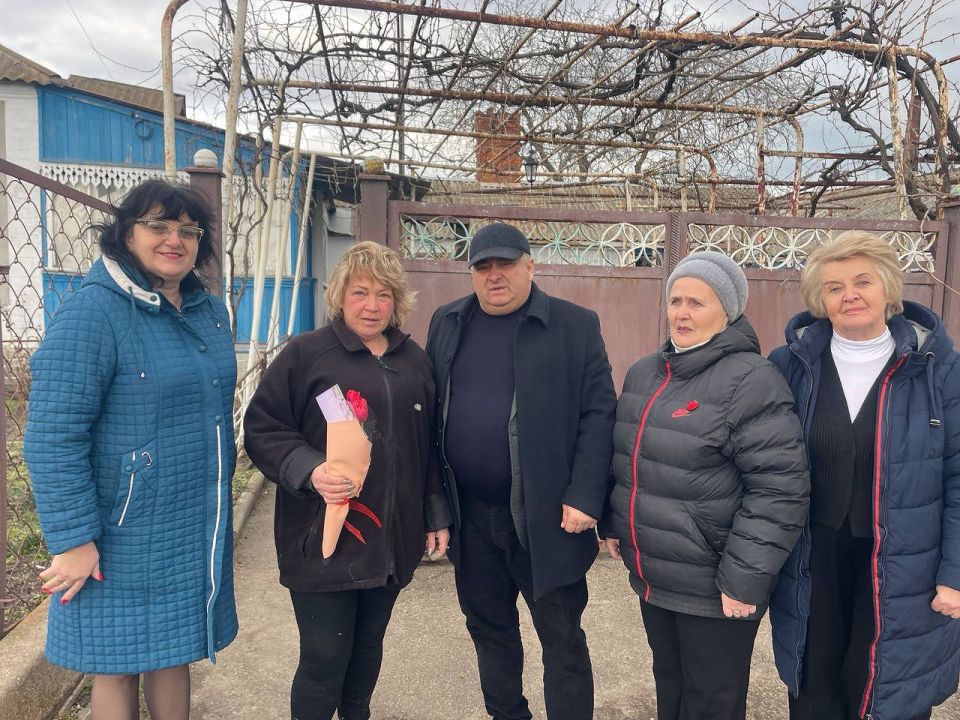 В канун Международного женского дня, когда весна наполняет сердца теплом и нежностью, в Мангушском округе традиционно проходит акция «Вам, Любимым!» В канун Международного женского дня, когда весна наполняет сердца теплом и нежностью, в Мангушском округе традиционно проходит акция «Вам, Любимым!»