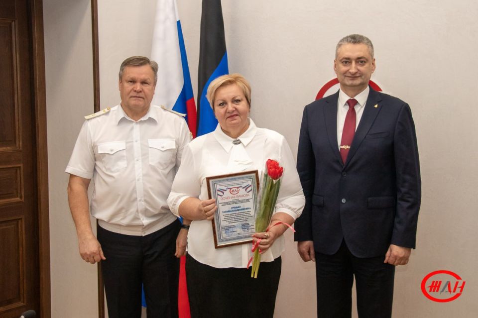 Сегодня, 6 марта, на торжестве, посвященном Международному женскому дню 8 марта, женщины – работницы ФГУП «Железные дороги Новороссии» принимали поздравления с праздником и получали награды Сегодня, 6 марта, на торжестве, посвященном Международному женскому дню 8 марта, женщины – работницы ФГУП «Железные дороги Новороссии» принимали поздравления с праздником и получали награды