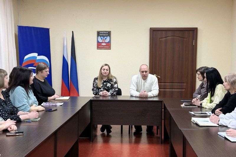 Сегодня, 6 марта, депутат Макеевского городского совета первого созыва Алена Трякина провела встречу с трудовым коллективом Управы Советского внутригородского района Сегодня, 6 марта, депутат Макеевского городского совета первого созыва Алена Трякина провела встречу с трудовым коллективом Управы Советского внутригородского района