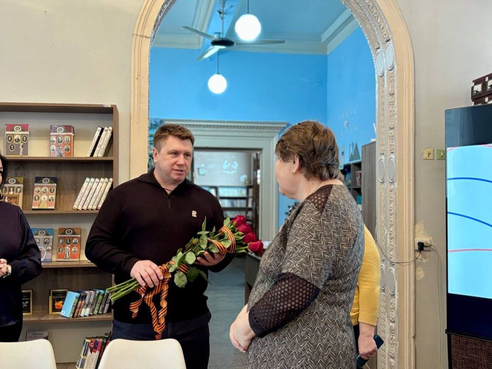 Председатель Совета женщин, заместитель главы администрации Виктория Рогожина, и председатель Харцызского городского совета ДНР Борис Будыка в рамках всероссийской акции «Цветы мамам Героев» вручили цветы маме, чей сын -... Председатель Совета женщин, заместитель главы администрации Виктория Рогожина, и председатель Харцызского городского совета ДНР Борис Будыка в рамках всероссийской акции «Цветы мамам Героев» вручили цветы маме, чей сын -...