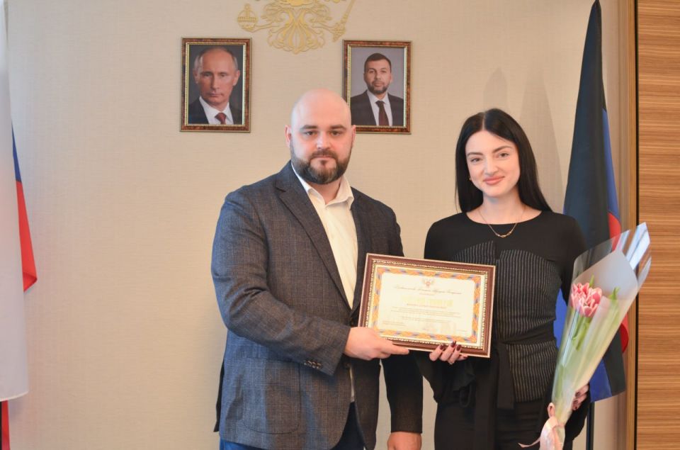 В канун Международного женского дня, вручил заслуженным сотрудницам нашего министерства правительственные и ведомственные благодарности — за эффективную, добросовестную и безупречную государственную гражданскую службу... В канун Международного женского дня, вручил заслуженным сотрудницам нашего министерства правительственные и ведомственные благодарности — за эффективную, добросовестную и безупречную государственную гражданскую службу...