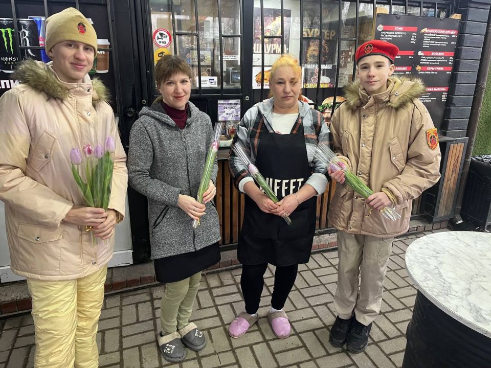 Весенний подарок: юнармейцы Волновахи подарили женщинам города праздничное настроение Весенний подарок: юнармейцы Волновахи подарили женщинам города праздничное настроение