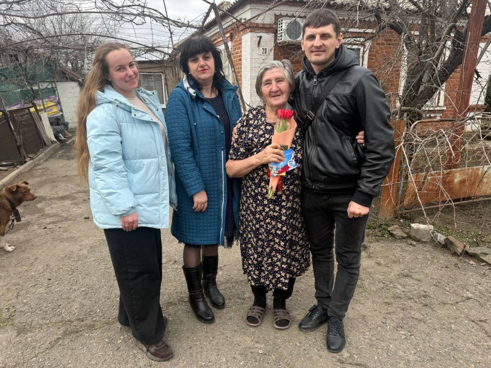 В канун Международного женского дня, когда весна наполняет сердца теплом и нежностью, в Мангушском округе традиционно проходит акция «Вам, Любимым!» В канун Международного женского дня, когда весна наполняет сердца теплом и нежностью, в Мангушском округе традиционно проходит акция «Вам, Любимым!»