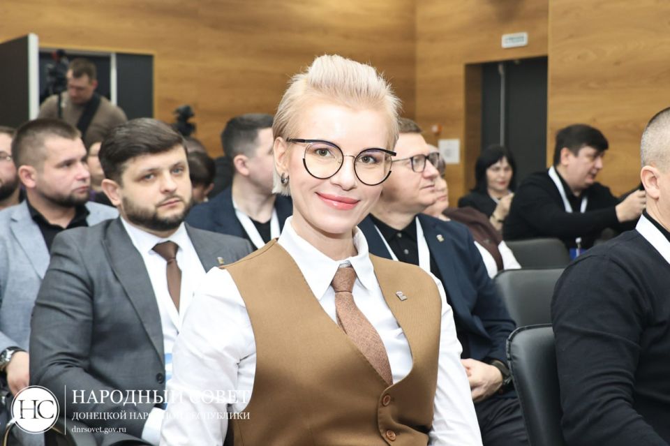 Глава Донецкой Народной Республики Денис Пушилин, Член президиума Генерального совета Партии «ЕДИНАЯ РОССИЯ», заместитель председателя Комитета Государственной Думы Федерального Собрания Российской Федерации по малому и... Глава Донецкой Народной Республики Денис Пушилин, Член президиума Генерального совета Партии «ЕДИНАЯ РОССИЯ», заместитель председателя Комитета Государственной Думы Федерального Собрания Российской Федерации по малому и...