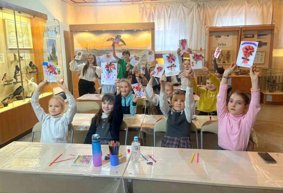 Накануне 8 Марта воспитанницы группы продлённого дня ГБОУ "НШ № 5 Г.О. МАКЕЕВКА" отправились в Макеевский художественно-краеведческий музей на праздничное мероприятие Накануне 8 Марта воспитанницы группы продлённого дня ГБОУ "НШ № 5 Г.О. МАКЕЕВКА" отправились в Макеевский художественно-краеведческий музей на праздничное мероприятие