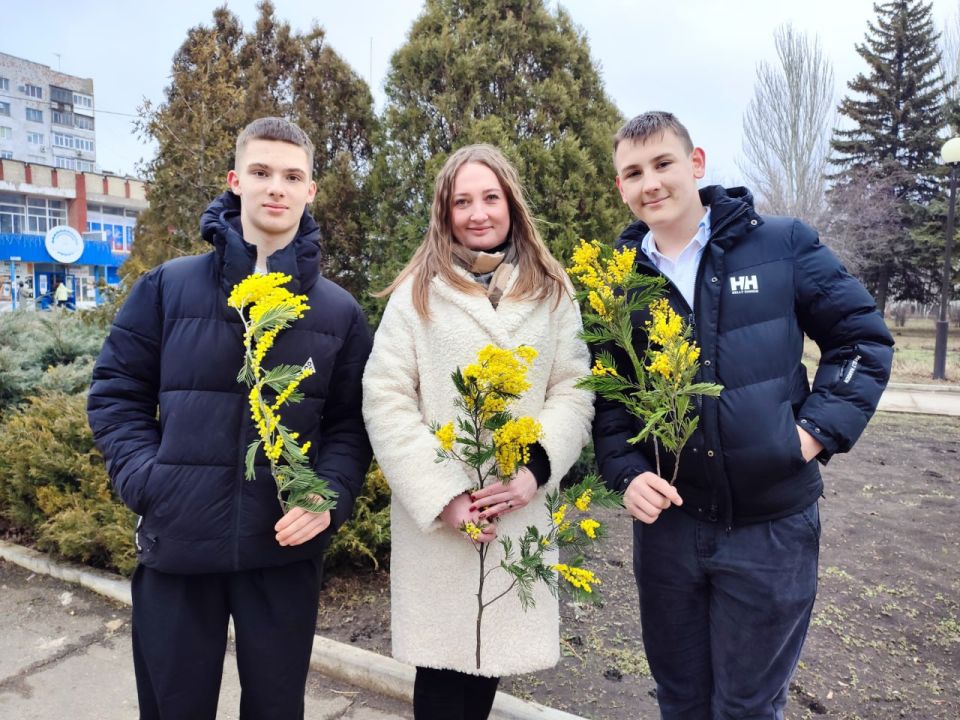 Подари женщине улыбку!. В рамках празднования Международного женского дня сотрудники сектора по делам молодежи, культуры и спорта Управы Пролетарского внутригородского района Администрации городского округа Донецк провели... Подари женщине улыбку!. В рамках празднования Международного женского дня сотрудники сектора по делам молодежи, культуры и спорта Управы Пролетарского внутригородского района Администрации городского округа Донецк провели...