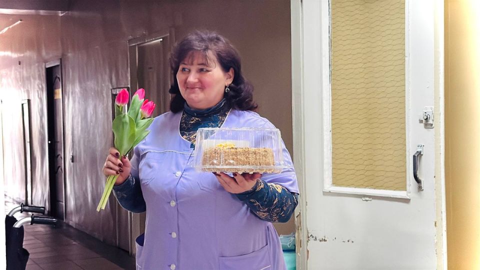 Александр Пеняев: Подари женщине улыбку. В преддверии Международного женского дня, в рамках направления «Доброслужащий», начальник отдела по делам молодёжи и спорта администрации Ясиноватского МО Яна Стукало вместе с... Александр Пеняев: Подари женщине улыбку. В преддверии Международного женского дня, в рамках направления «Доброслужащий», начальник отдела по делам молодёжи и спорта администрации Ясиноватского МО Яна Стукало вместе с...