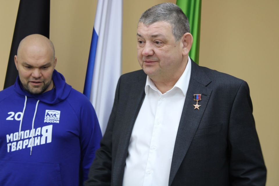 Иван Приходько: Сегодня совместно с Председателем Всероссийской Общественной организации «Молодая Гвардия Единой России» Антоном Вячеславовичем Демидовым, депутатом Народного Совета Донецкой Народной Республики, членом... Иван Приходько: Сегодня совместно с Председателем Всероссийской Общественной организации «Молодая Гвардия Единой России» Антоном Вячеславовичем Демидовым, депутатом Народного Совета Донецкой Народной Республики, членом...