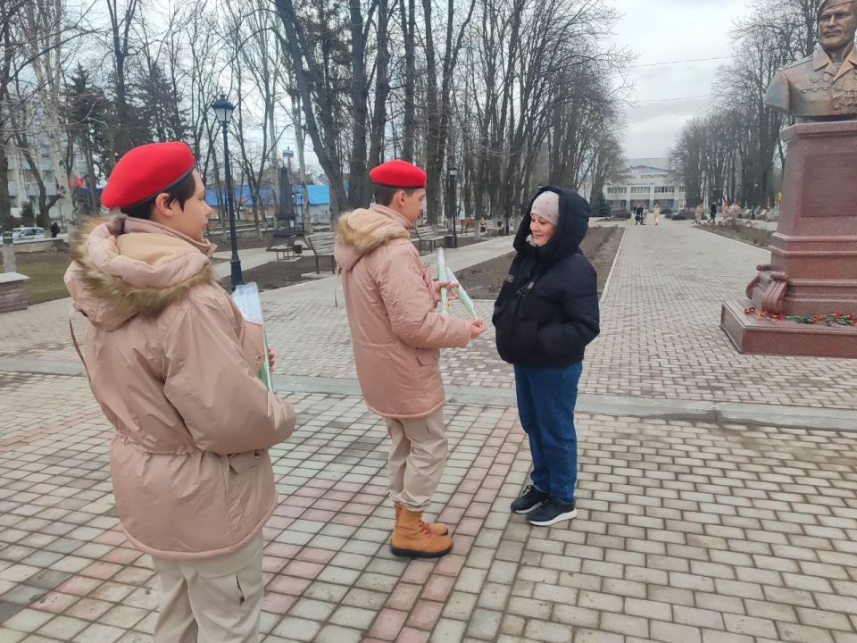 Весенний подарок: юнармейцы Волновахи подарили женщинам города праздничное настроение Весенний подарок: юнармейцы Волновахи подарили женщинам города праздничное настроение