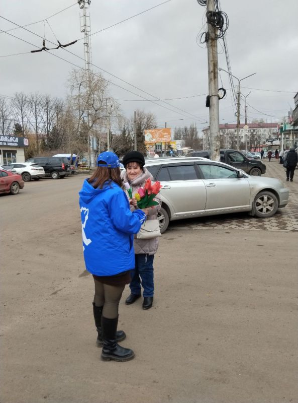 Сегодня, 6 марта, в преддверии Международного женского дня – 8 Марта в Червоногвардейском районе прошла акция «Вам, любимые!» в рамках партийного проекта «Женское движение Единой России» Сегодня, 6 марта, в преддверии Международного женского дня – 8 Марта в Червоногвардейском районе прошла акция «Вам, любимые!» в рамках партийного проекта «Женское движение Единой России»
