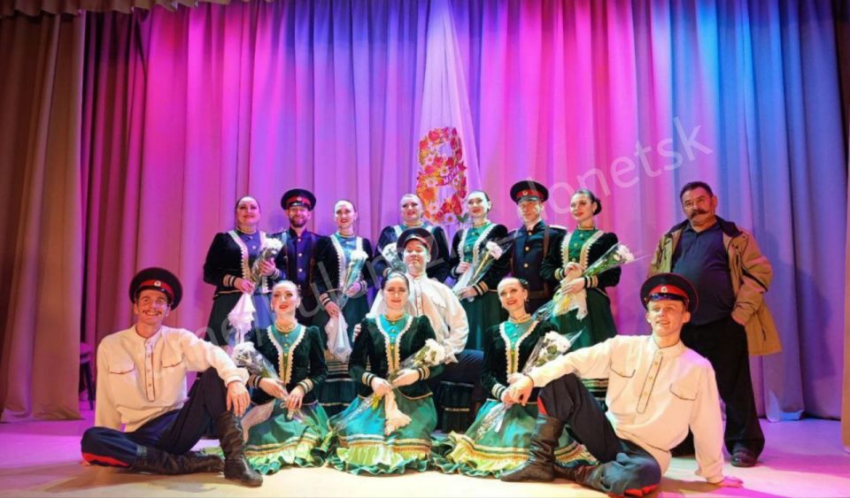 В клубе села Бирюки в рамках проекта «Культура малой родины» партии «Единая Россия» состоялся праздничный концерт «В этот день, весной согретый, все цветы, улыбки – Вам!» В клубе села Бирюки в рамках проекта «Культура малой родины» партии «Единая Россия» состоялся праздничный концерт «В этот день, весной согретый, все цветы, улыбки – Вам!»