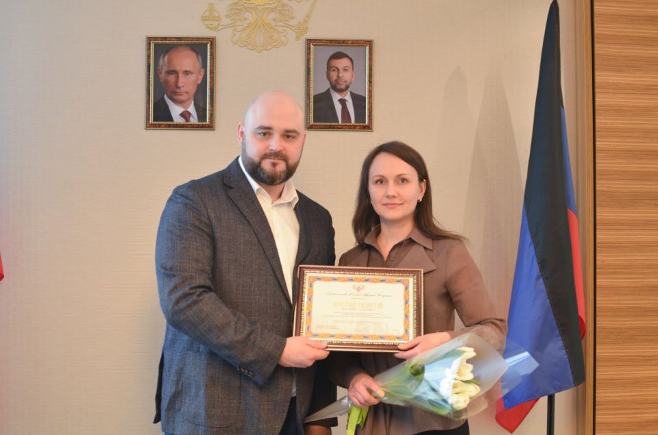 В канун Международного женского дня, вручил заслуженным сотрудницам нашего министерства правительственные и ведомственные благодарности — за эффективную, добросовестную и безупречную государственную гражданскую службу... В канун Международного женского дня, вручил заслуженным сотрудницам нашего министерства правительственные и ведомственные благодарности — за эффективную, добросовестную и безупречную государственную гражданскую службу...
