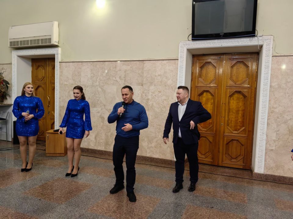 Александр Пеняев: От всей души поздравил с первым весенним праздником лучшую половину человечества – прекрасных женин Ясиноватой и округа Александр Пеняев: От всей души поздравил с первым весенним праздником лучшую половину человечества – прекрасных женин Ясиноватой и округа