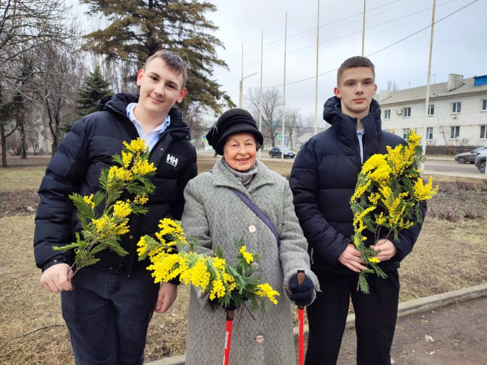 Подари женщине улыбку!. В рамках празднования Международного женского дня сотрудники сектора по делам молодежи, культуры и спорта Управы Пролетарского внутригородского района Администрации городского округа Донецк провели... Подари женщине улыбку!. В рамках празднования Международного женского дня сотрудники сектора по делам молодежи, культуры и спорта Управы Пролетарского внутригородского района Администрации городского округа Донецк провели...