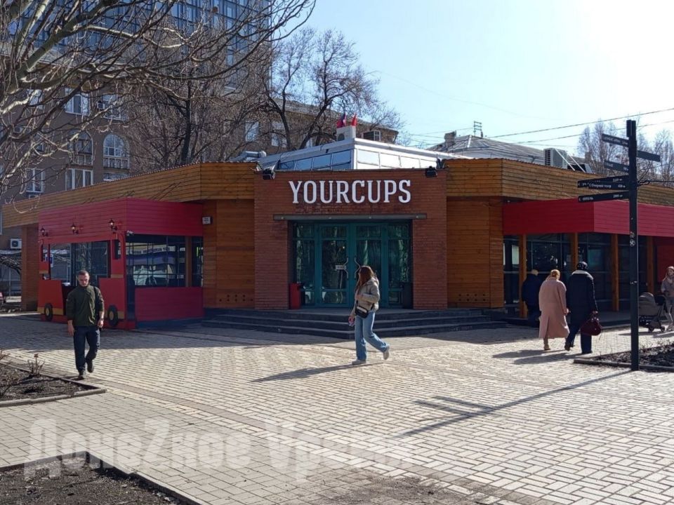Превращается в “Донбасс Палас”: заработал ли на практике закон о вывесках на русском языке в Донецке Превращается в “Донбасс Палас”: заработал ли на практике закон о вывесках на русском языке в Донецке