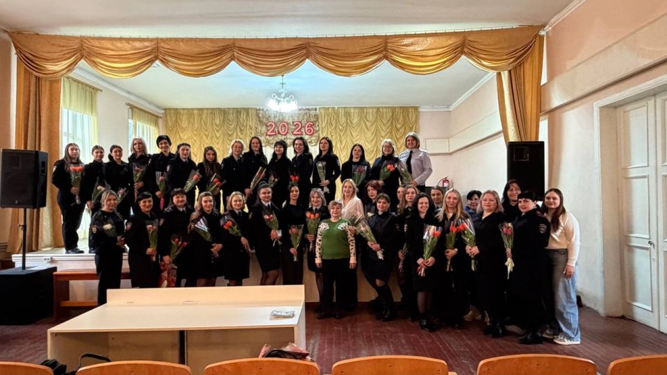 В Шахтерске полицейские поздравили коллег с наступающим Международным женским днем В Шахтерске полицейские поздравили коллег с наступающим Международным женским днем
