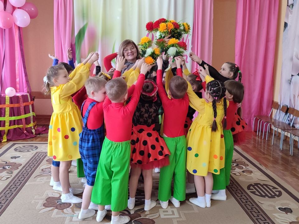 Мероприятия к Международному женскому дню в дошкольных образовательных учреждениях городского округа Енакиево Мероприятия к Международному женскому дню в дошкольных образовательных учреждениях городского округа Енакиево