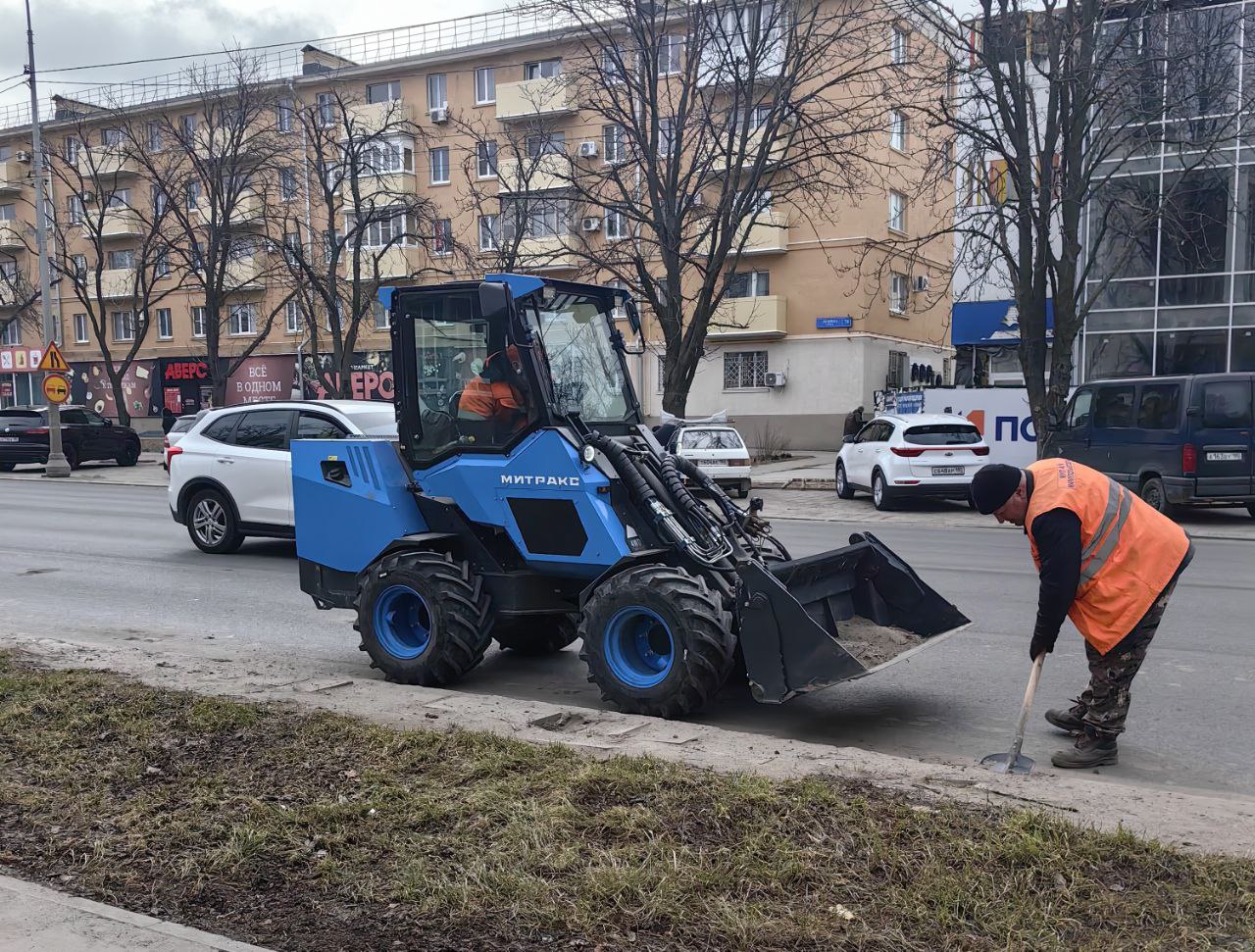 Сегодня на проспекте Ленина чистят проезжую часть Сегодня на проспекте Ленина чистят проезжую часть