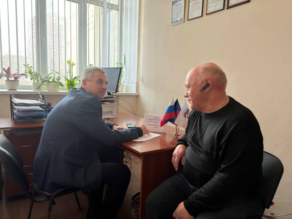 ПРИЕМ ГРАЖДАН. На текущей неделе депутаты Донецкого городского совета Василий Гребенюк, Эдуард Либерман, Владимир Мозговой, Герман Полунин, Евгений Селютин и Елена Сорокина провели приемы граждан ПРИЕМ ГРАЖДАН. На текущей неделе депутаты Донецкого городского совета Василий Гребенюк, Эдуард Либерман, Владимир Мозговой, Герман Полунин, Евгений Селютин и Елена Сорокина провели приемы граждан