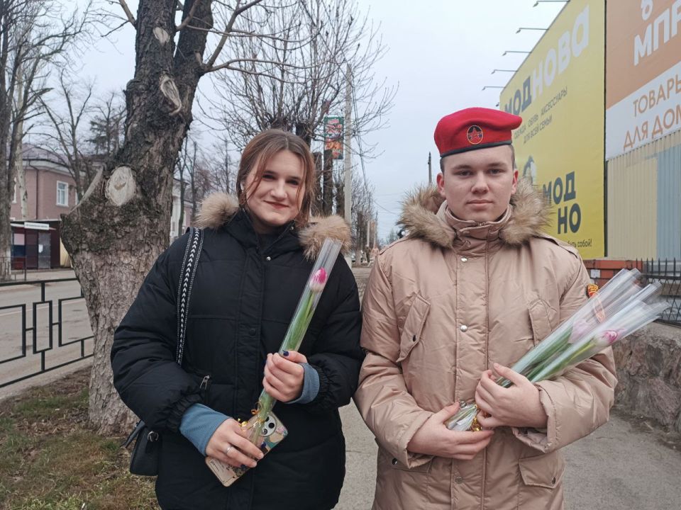 Весенний подарок: юнармейцы Волновахи подарили женщинам города праздничное настроение Весенний подарок: юнармейцы Волновахи подарили женщинам города праздничное настроение
