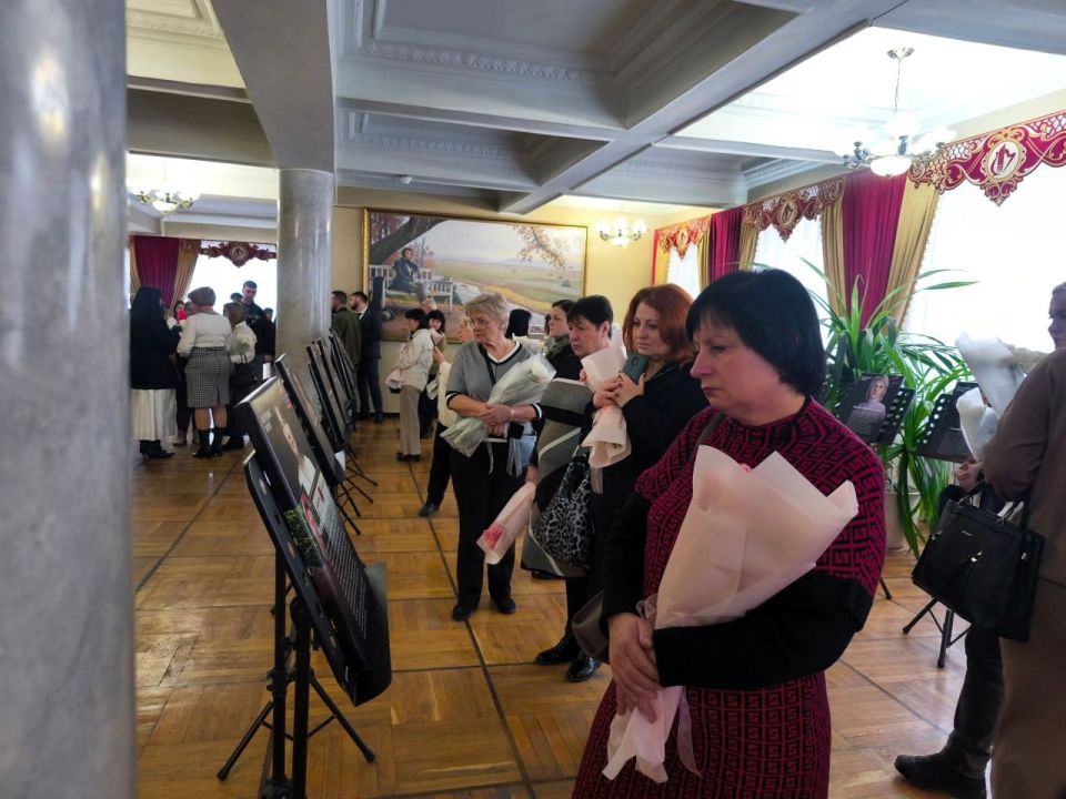 В Донецкой филармонии открылась фотовыставка «Мать Героя» В Донецкой филармонии открылась фотовыставка «Мать Героя»
