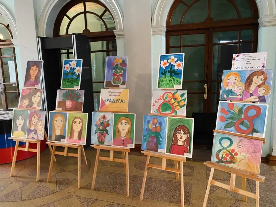 В Зугрэсском городском Дворце культуры с 6.03.2026 по 15.03.2026 проходит выставка рисунков юных художников студий изобразительного и декоративно-прикладного искусства "Радуга", "Акварельки" и студии народного творчества... В Зугрэсском городском Дворце культуры с 6.03.2026 по 15.03.2026 проходит выставка рисунков юных художников студий изобразительного и декоративно-прикладного искусства "Радуга", "Акварельки" и студии народного творчества...