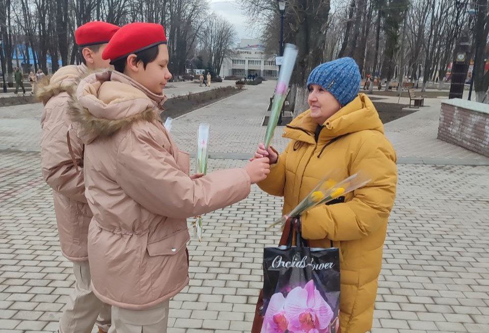 Весенний подарок: юнармейцы Волновахи подарили женщинам города праздничное настроение Весенний подарок: юнармейцы Волновахи подарили женщинам города праздничное настроение