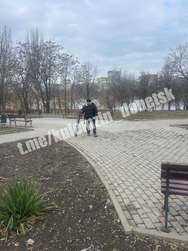 В преддверии Международного женского дня сотрудники Дирекции парков занимаются уборкой и благоустройством территорий! В преддверии Международного женского дня сотрудники Дирекции парков занимаются уборкой и благоустройством территорий!