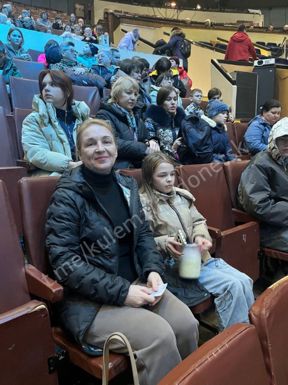 Сотрудники управления опеки и попечительства г.о. Донецк при поддержке Дома работников культуры и дирекции Донецкого цирка «Космос» организовали посещение циркового представления «Джемелли» для детей, лишённых родительского...