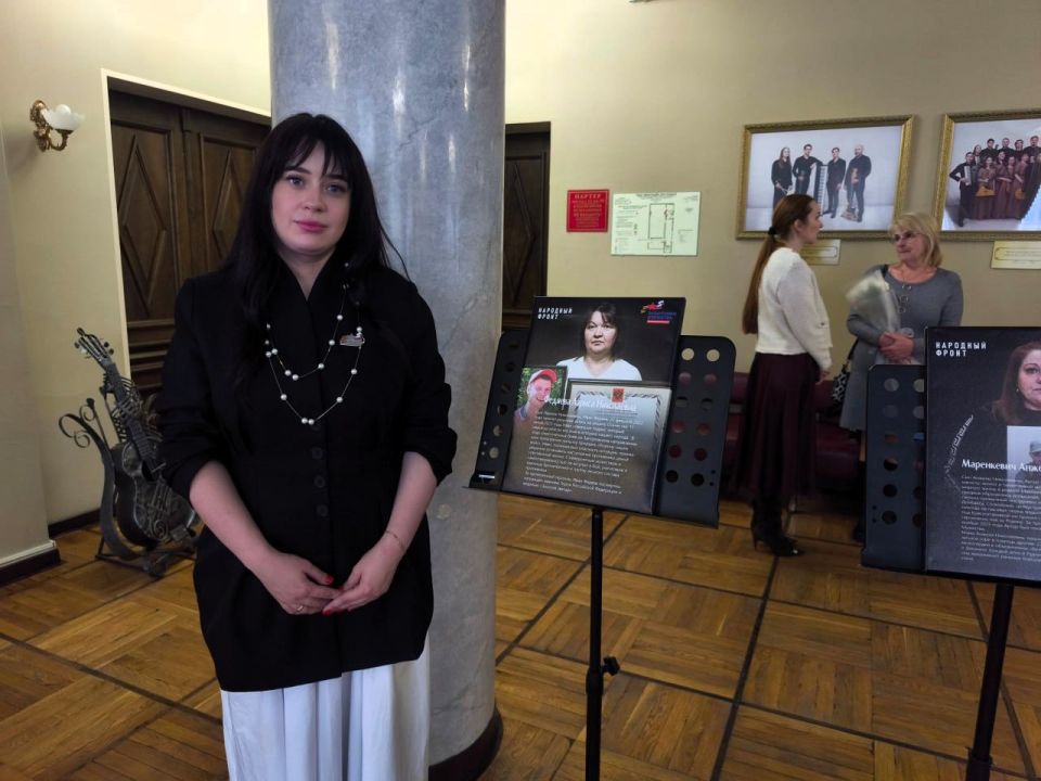 В Донецкой филармонии открылась фотовыставка «Мать Героя» В Донецкой филармонии открылась фотовыставка «Мать Героя»