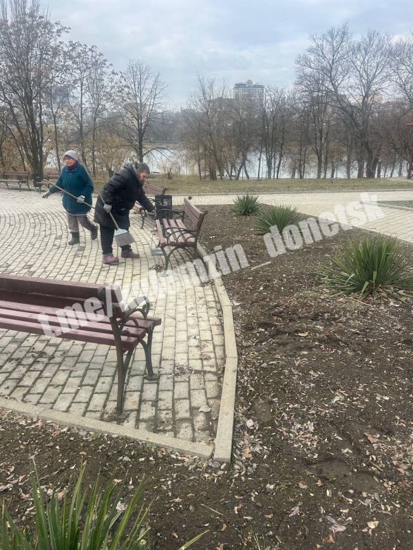 В преддверии Международного женского дня сотрудники Дирекции парков занимаются уборкой и благоустройством территорий! В преддверии Международного женского дня сотрудники Дирекции парков занимаются уборкой и благоустройством территорий!
