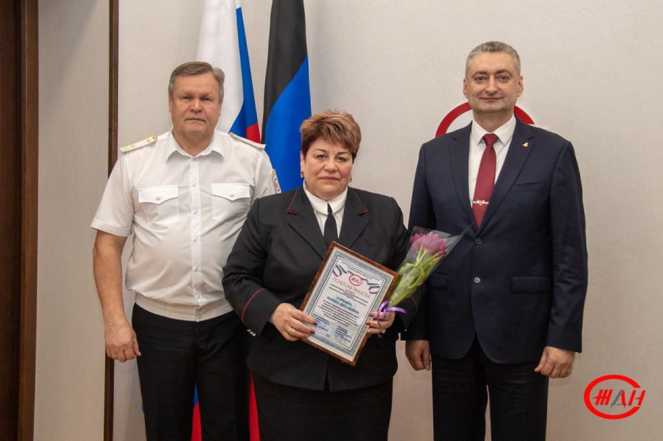 Сегодня, 6 марта, на торжестве, посвященном Международному женскому дню 8 марта, женщины – работницы ФГУП «Железные дороги Новороссии» принимали поздравления с праздником и получали награды Сегодня, 6 марта, на торжестве, посвященном Международному женскому дню 8 марта, женщины – работницы ФГУП «Железные дороги Новороссии» принимали поздравления с праздником и получали награды