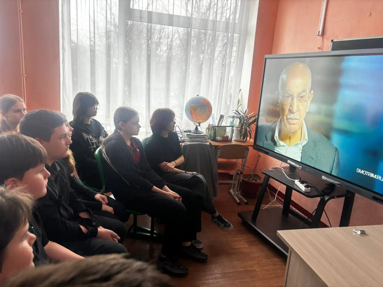 В школах Шахтерского округа провели мероприятия, направленные на предупреждение противоправного поведения среди детей и молодежи В школах Шахтерского округа провели мероприятия, направленные на предупреждение противоправного поведения среди детей и молодежи