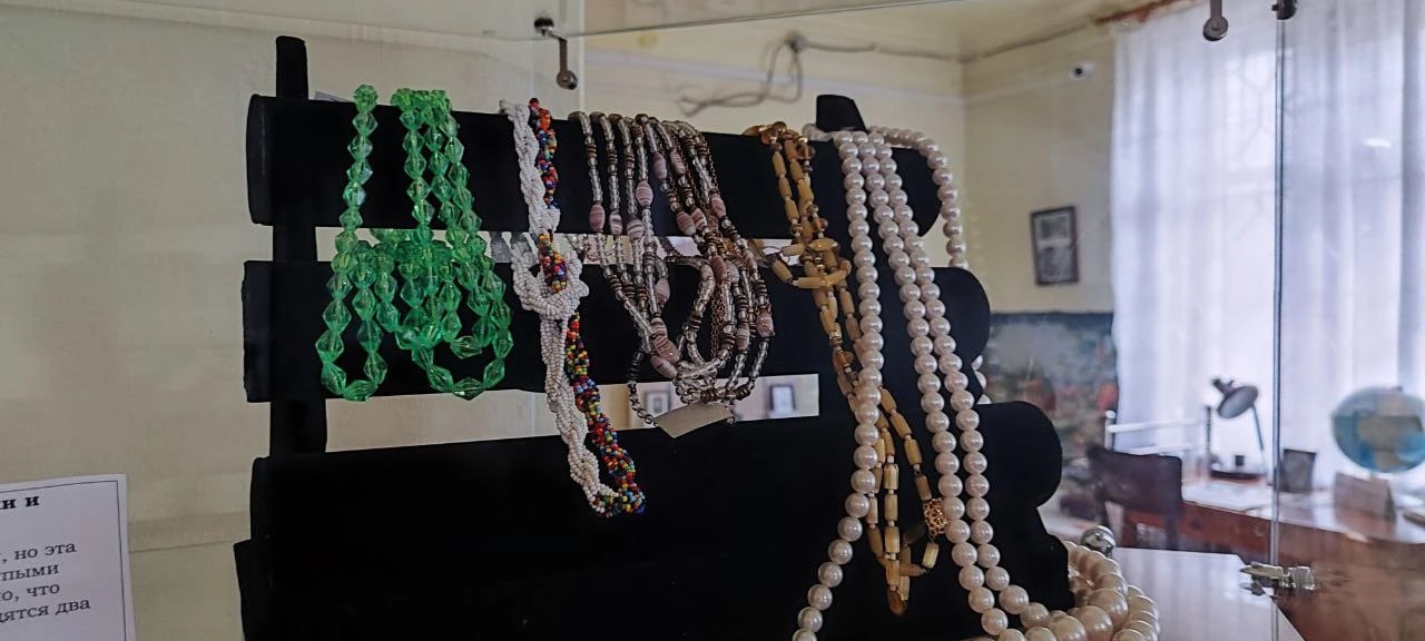 В атмосфере весеннего предпраздничного настроения в МБУ «Музей истории города Харцызска» открылась выставка к Международному женскому Дню 8 Марта «Быть женщиной – это искусство» В атмосфере весеннего предпраздничного настроения в МБУ «Музей истории города Харцызска» открылась выставка к Международному женскому Дню 8 Марта «Быть женщиной – это искусство»