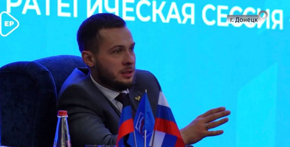 Депутаты Снежнянского городского совета и активисты местного отделения партии "Единая Россия" посетили отчётный региональный форум в Донецке Депутаты Снежнянского городского совета и активисты местного отделения партии "Единая Россия" посетили отчётный региональный форум в Донецке